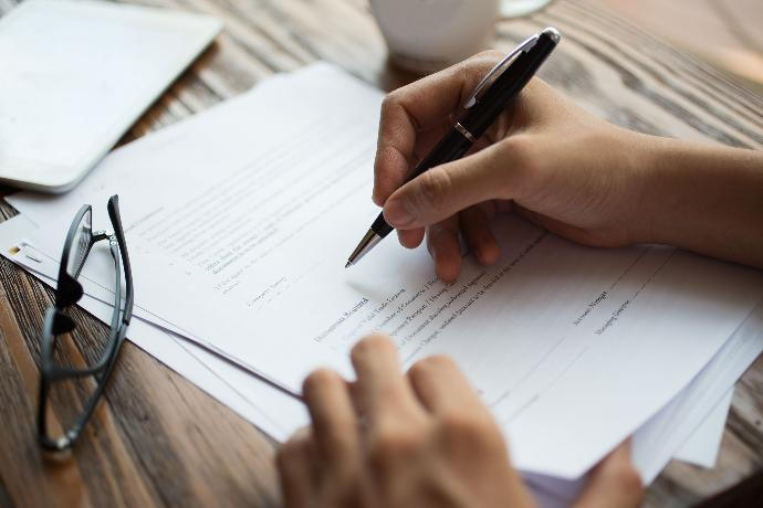 Persona escribiendo en documento