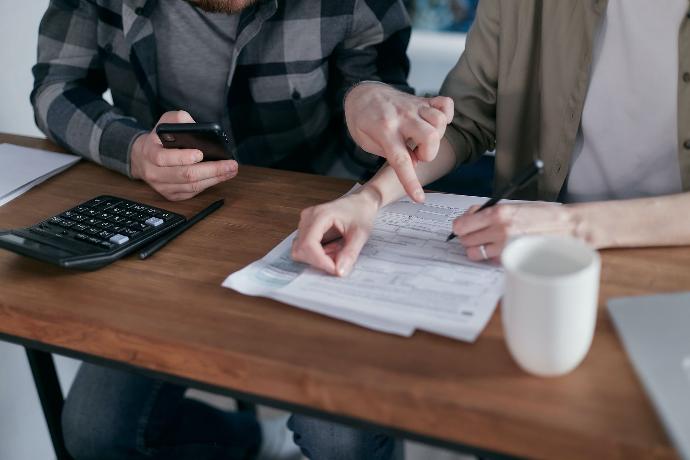 Dos personas revisando documentos de su empresa