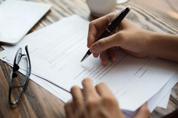 Declaración jurada Persona escribiendo en documento