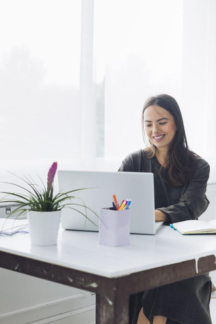 Una mujer trabajando en su empresa EIRL