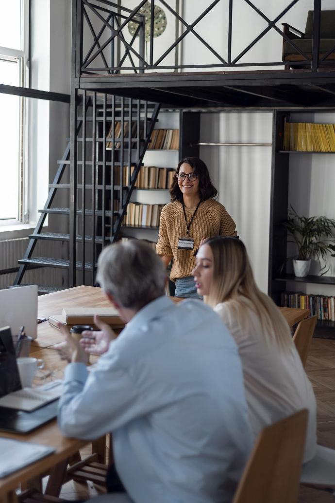 Personas trabajando en LTDA